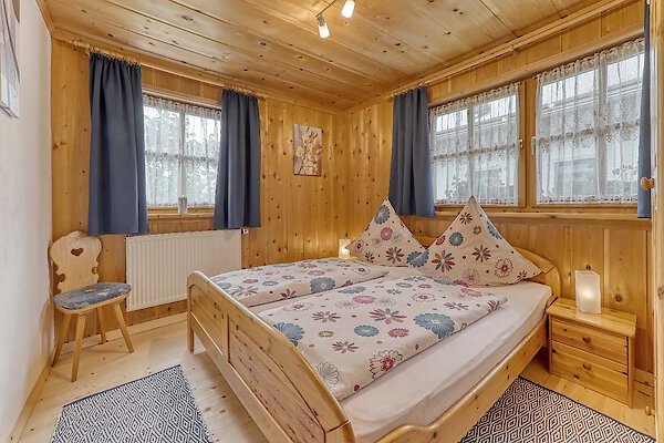 Schlafzimmer mit Doppelbett im Ferienhaus